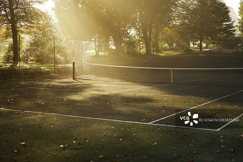 秋天的网球场，阳光和薄雾图片素材