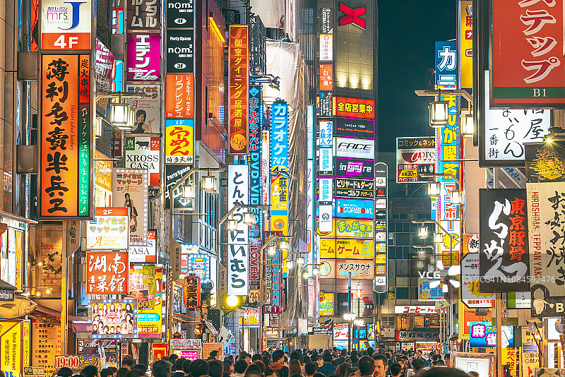 日本东京新宿霓虹灯照明图片素材