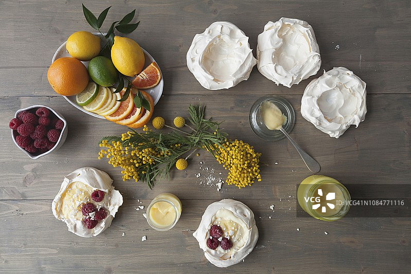 柠檬凝乳，柑橘类水果和覆盆子图片素材