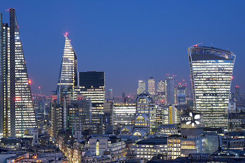 鸟瞰图的伦敦城市摩天大楼和金融区在黄昏图片素材