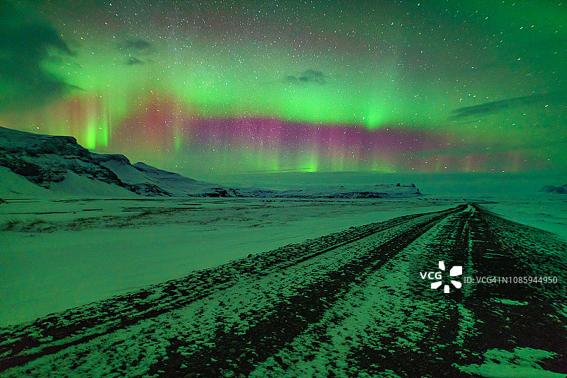 混合色彩的北极光在天空中跳舞图片素材