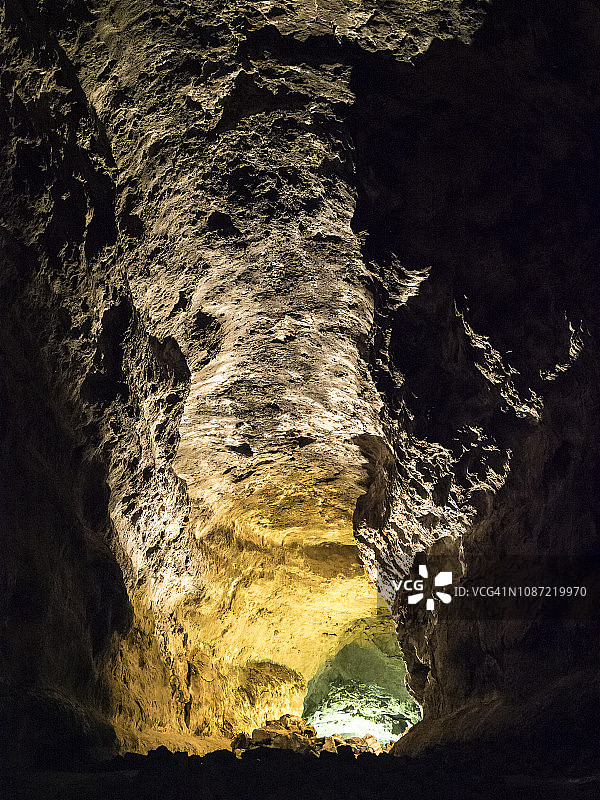 一个巨大的火山洞穴的内部。兰萨罗特岛，加那利群岛，西班牙。图片素材