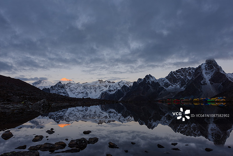 黎明时分的雪山映在湖中图片素材