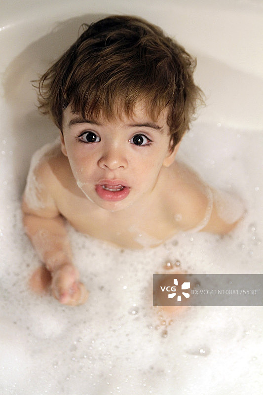 泡泡浴里的男婴图片素材