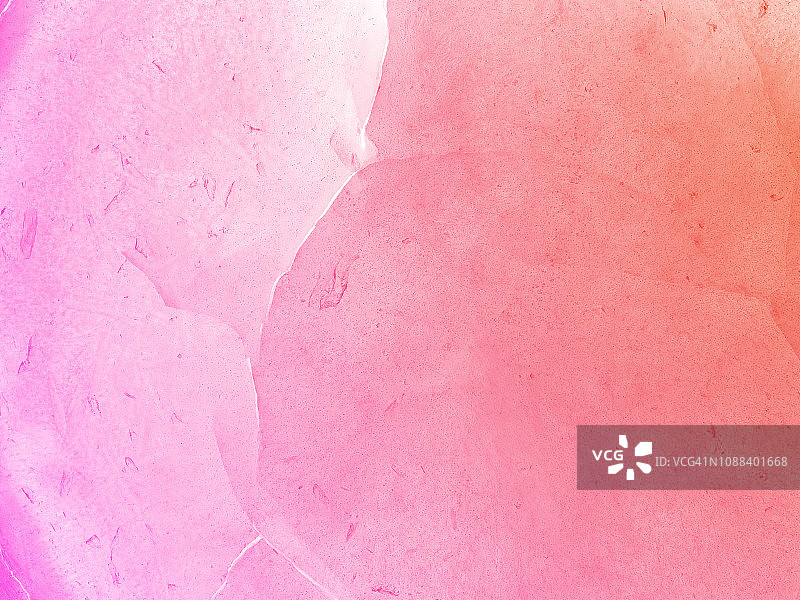由一块破碎的冰构成的完整的纹理框架，在浅粉色的背景上。图片素材