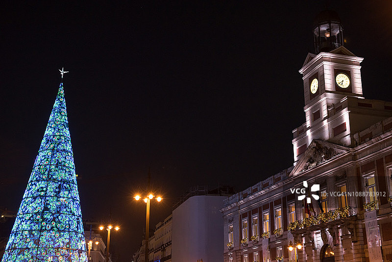 在西班牙马德里的太阳门，圣诞树旁边的Real Casa de Correos图片素材