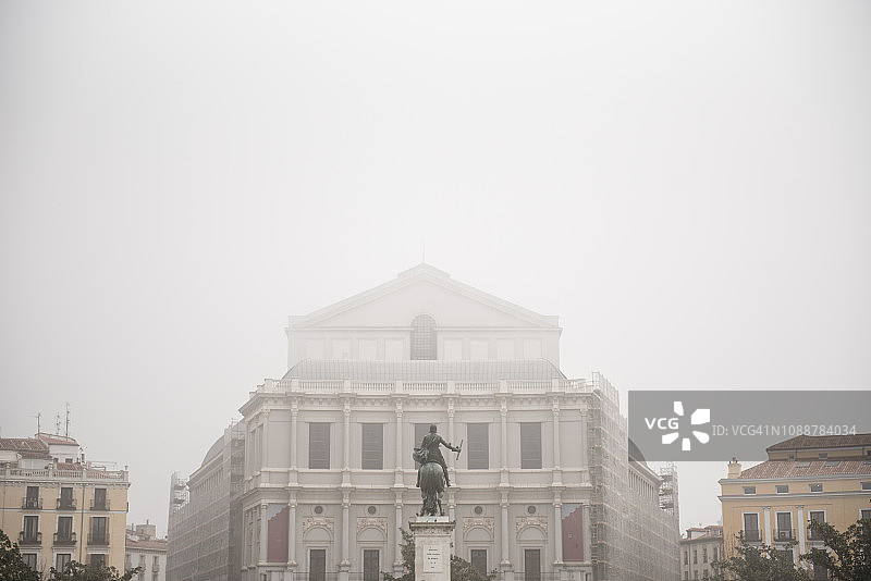 马背雕像的费利佩四世在马德里皇家剧院前，西班牙在广场的东方图片素材