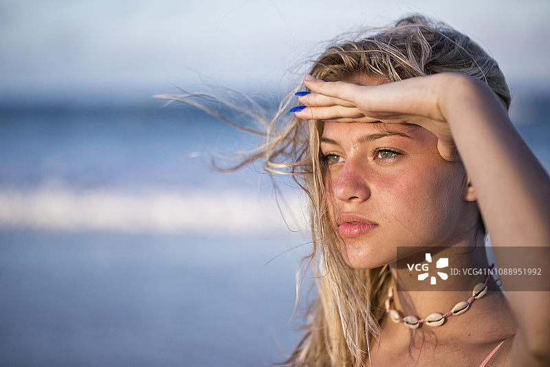 南非海滩上美丽金发女孩的4K特写肖像图片素材