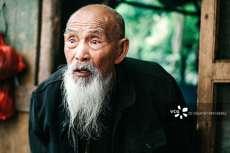 一个留着胡子的中国老人图片素材