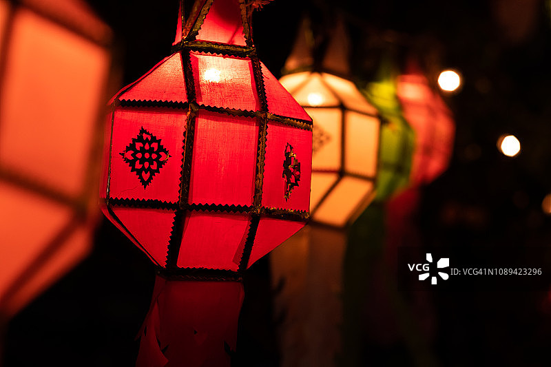 中国新年的纸灯笼在晚上被点亮图片素材