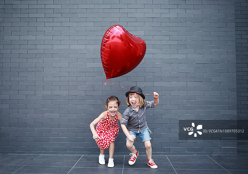两个孩子用心形气球图片素材