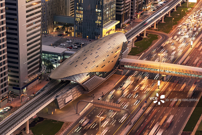 阿联酋迪拜商业湾地区新建的未来派地铁站图片素材