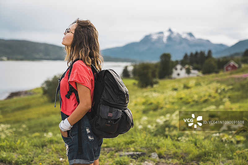 年轻女子背着背包旅行挪威拉普兰图片素材