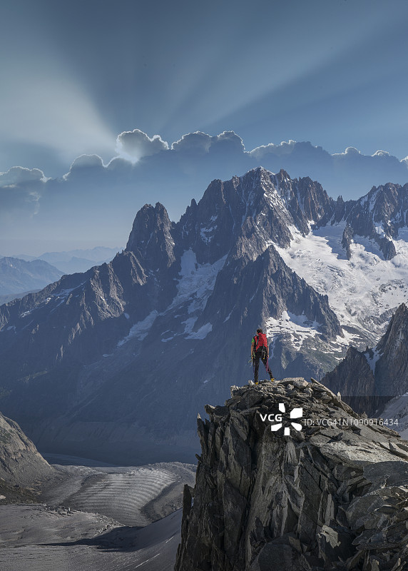 徒步旅行者欣赏风景，夏蒙尼-勃朗峰，罗纳-阿尔卑斯，法国图片素材