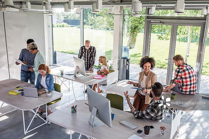 一大群忙碌的企业家在现代化的办公室里工作。图片素材