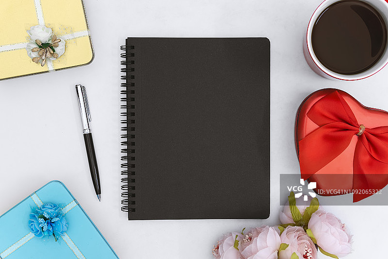 笔记本与空白页和情人节礼物盒在白色的背景图片素材