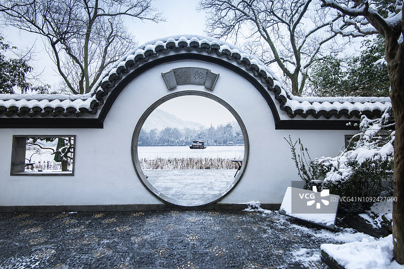 杭州雪后的中国古典园林平房图片素材