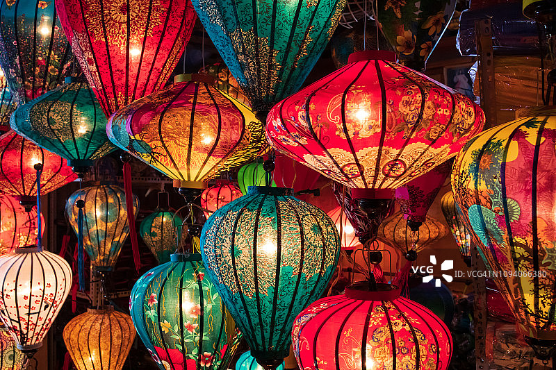 纸灯笼在中国新年的晚上被点亮。背景。图片素材