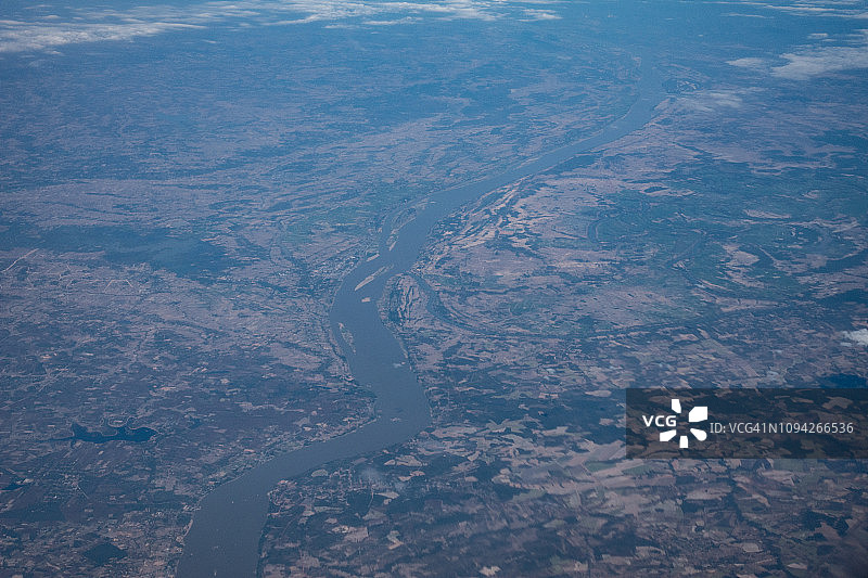 湄公河，泰国和老挝边境白天的飞机鸟瞰图图片素材