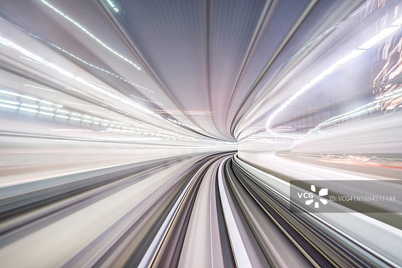 日本东京隧道内火车移动的动态模糊图片素材