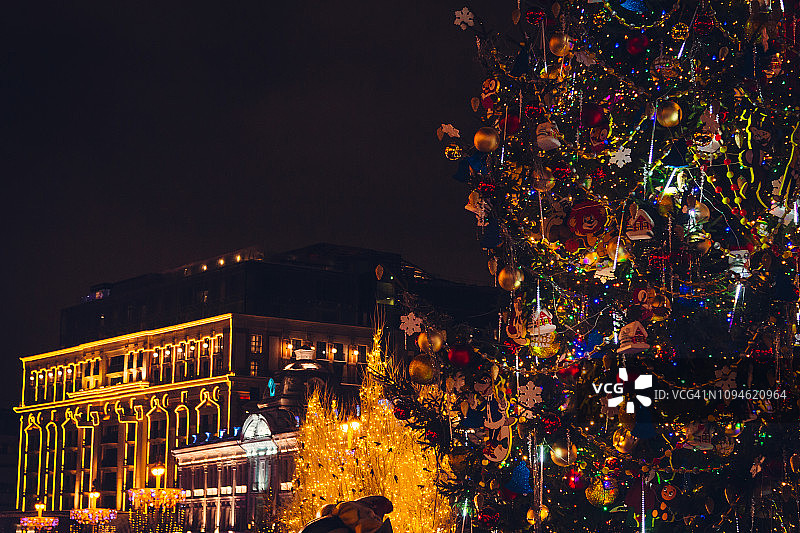 莫斯科街道上温馨的圣诞彩灯和装饰图片素材