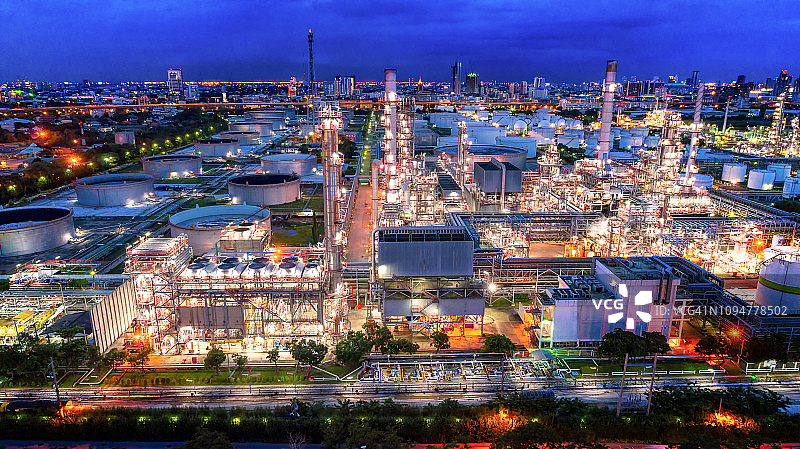 石油和天然气工业。炼油厂。石化工厂的夜晚图片素材