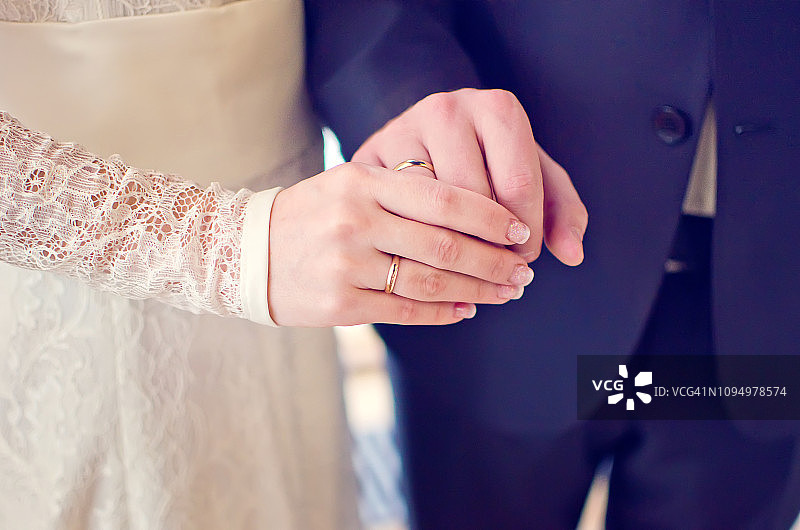 新婚夫妇的手上戴着结婚戒指图片素材
