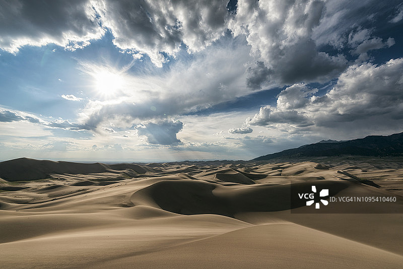 国家公园多云的天空下沙漠沙丘的风景图片素材