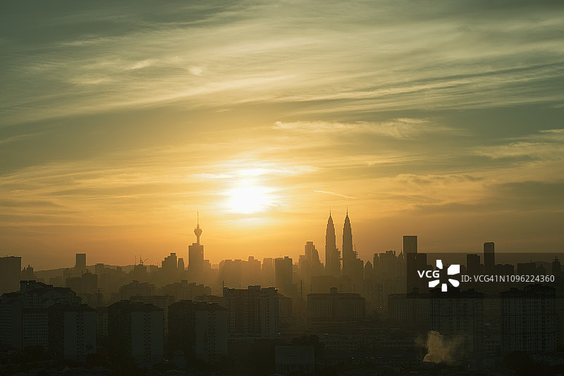 马来西亚吉隆坡市中心美丽而壮观的日落景色。图片素材