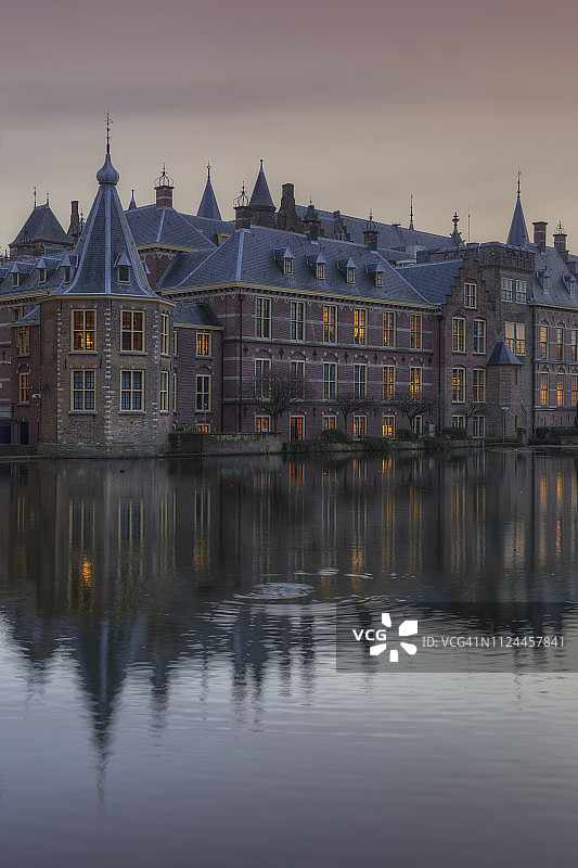 Binnenhof(议会大厦)，左边的“Het Torentje”(小塔)是首相办公室图片素材