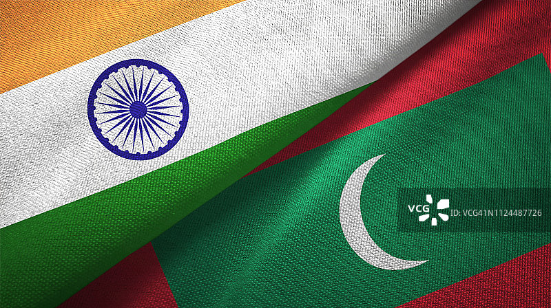 马尔代夫和印度两国国旗一起纺织布，织物质地图片素材