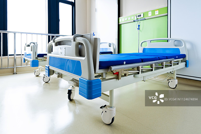 有床和衣架的医院病房图片素材