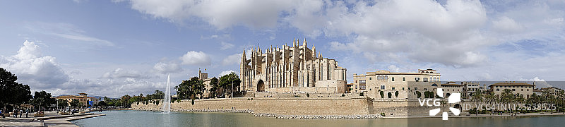 西班牙，马略卡岛，马略卡岛，帕尔马的圣玛丽亚大教堂，教区博物馆和喷泉图片素材