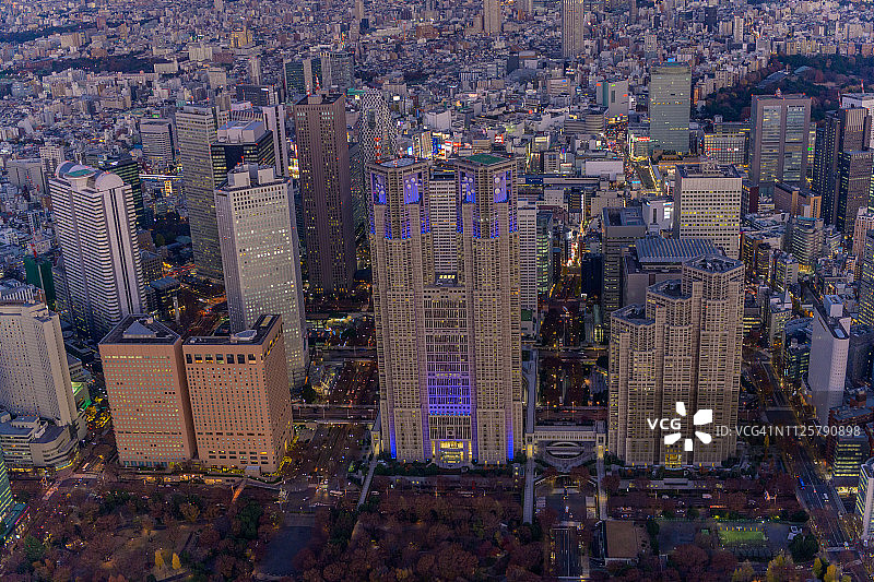 新宿建筑在黄昏时点亮天线图片素材