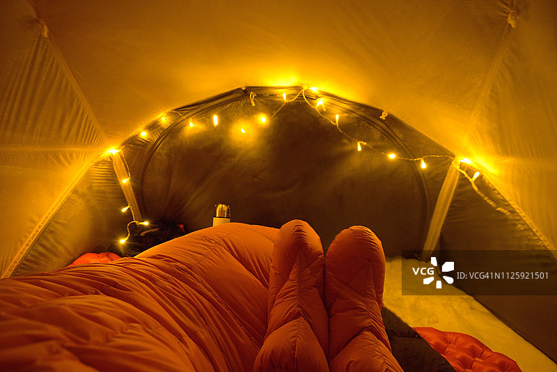 在冬季山区露营时，夜间照明的led灯的帐篷视图图片素材