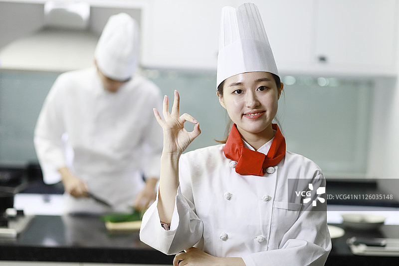 女厨师微笑着做“好”的手势图片素材