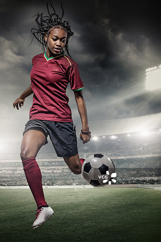 女足球运动员在体育场比赛图片素材