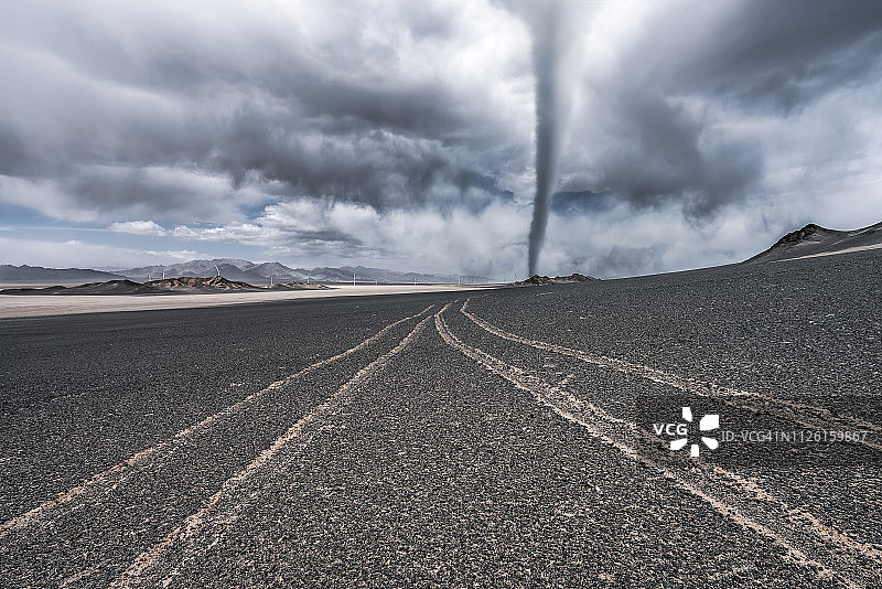 沙漠中的龙卷风图片素材