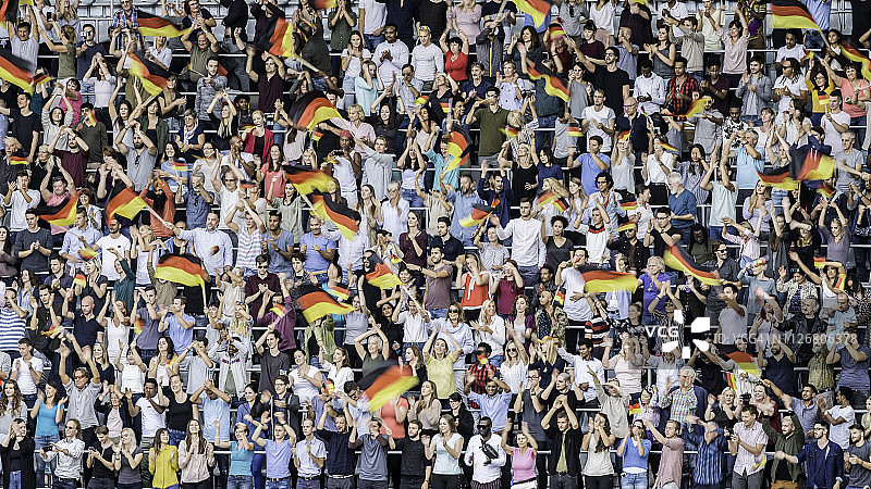 德国球迷在体育场挥舞着他们的旗帜图片素材