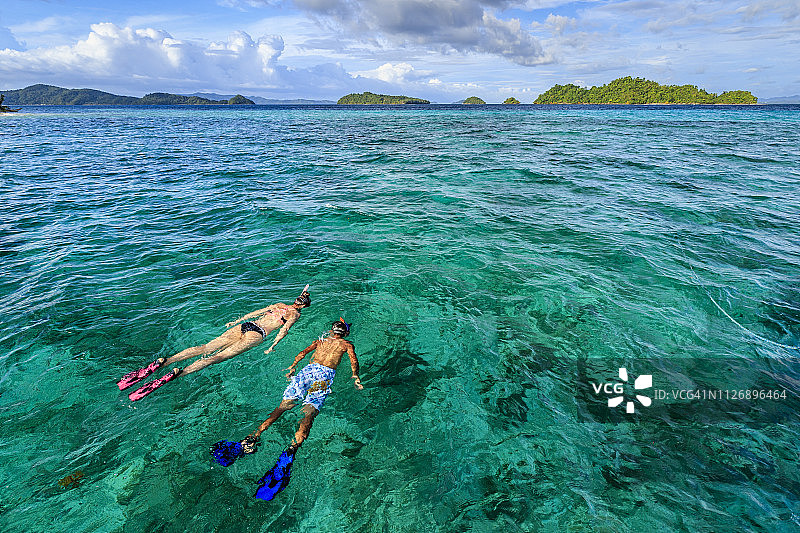 一对年轻夫妇在菲律宾东海浮潜图片素材