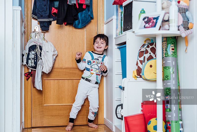 可爱的小男孩装扮成宇航员，在室内玩耍图片素材