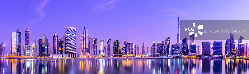 迪拜市中心天际线全景和商业公园在日落，阿拉伯联合酋长国。图片素材