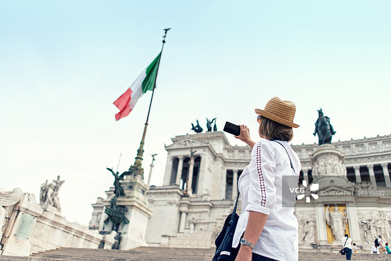 拍摄她在罗马威尼斯广场的旅行经历图片素材