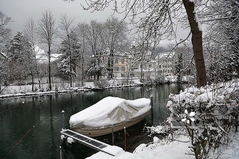 尼多运河和下雪的天气，尼多城堡背后，瑞士图片素材