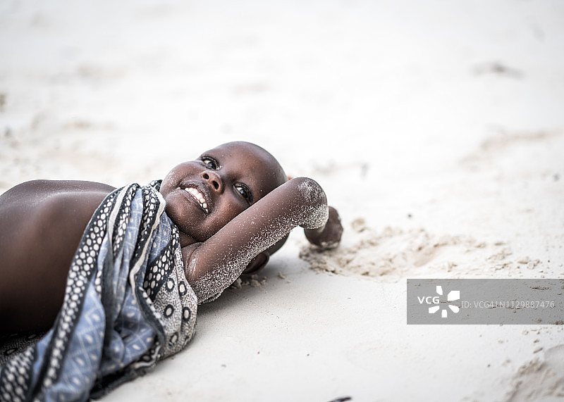 顽皮快乐的非洲女孩在海滩上图片素材