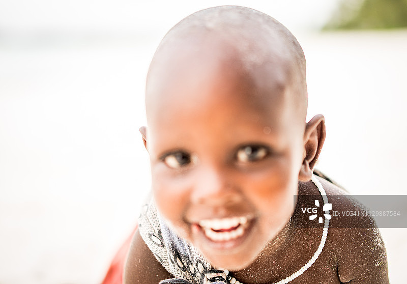 非洲小女孩微笑肖像散焦图片素材