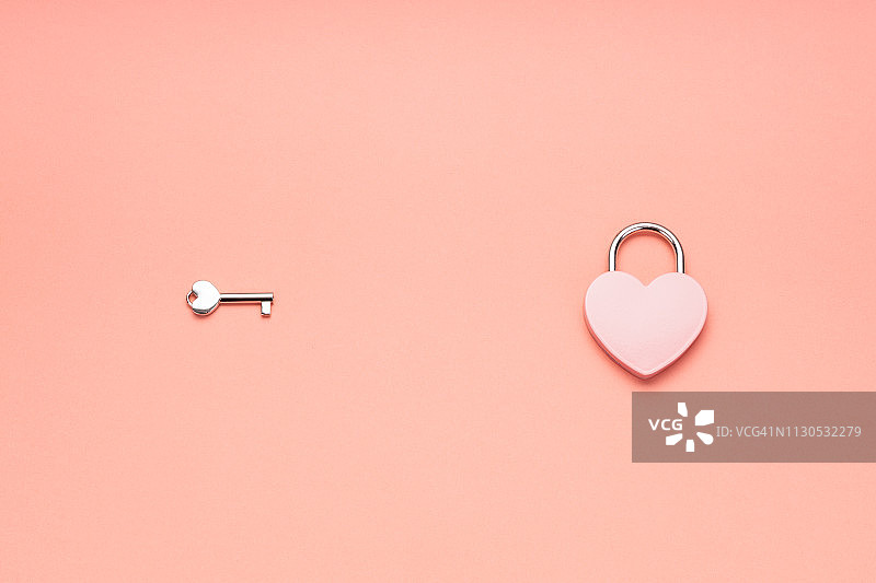 粉色心形挂锁和钥匙图片素材