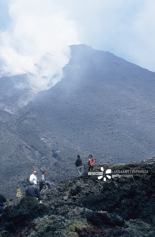 攀爬的埃特纳火山图片素材