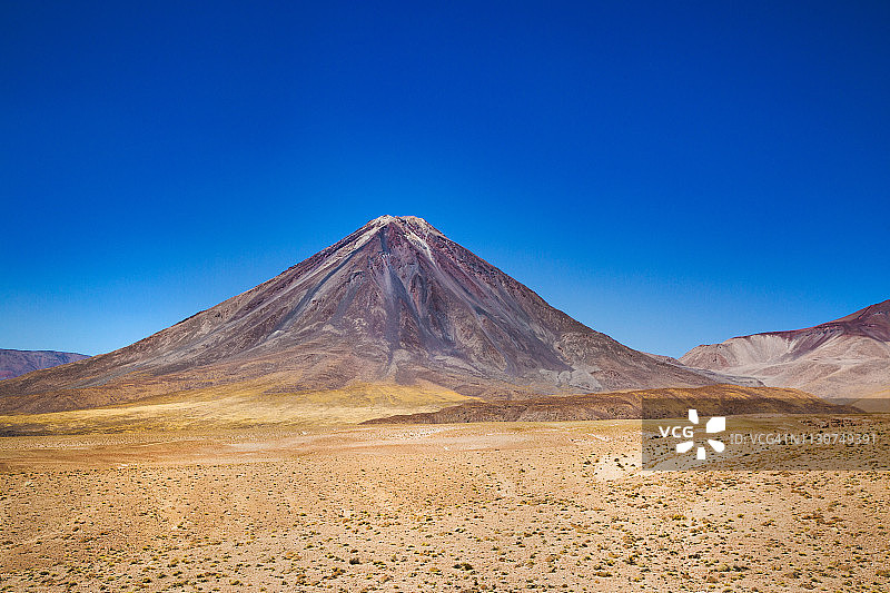 智利利坎卡武尔火山阿塔卡马沙漠。图片素材
