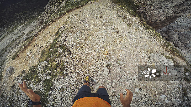 在山上奔跑的POV人小道:Dolomites图片素材